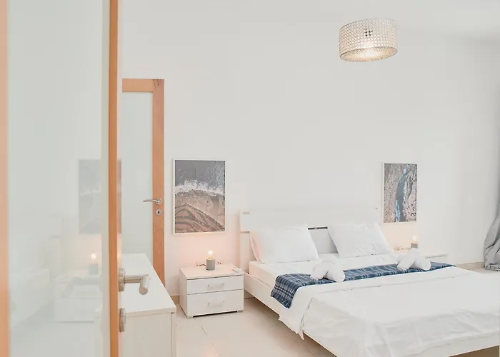 Le Julien By Shmoo San Ġiljan